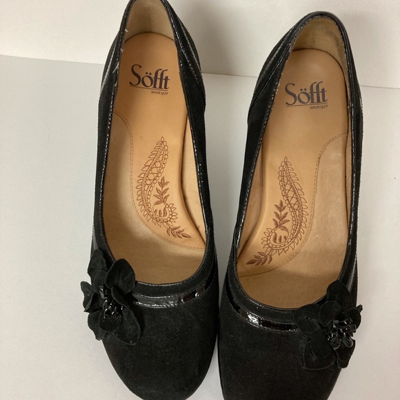 Sofft Black Suede Shoes With Flower Details NWOT - Picture 3 of 7